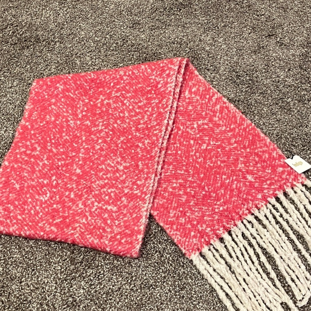 Indigo NWT Super Soft Pink and White Brushed Boucle Scarf